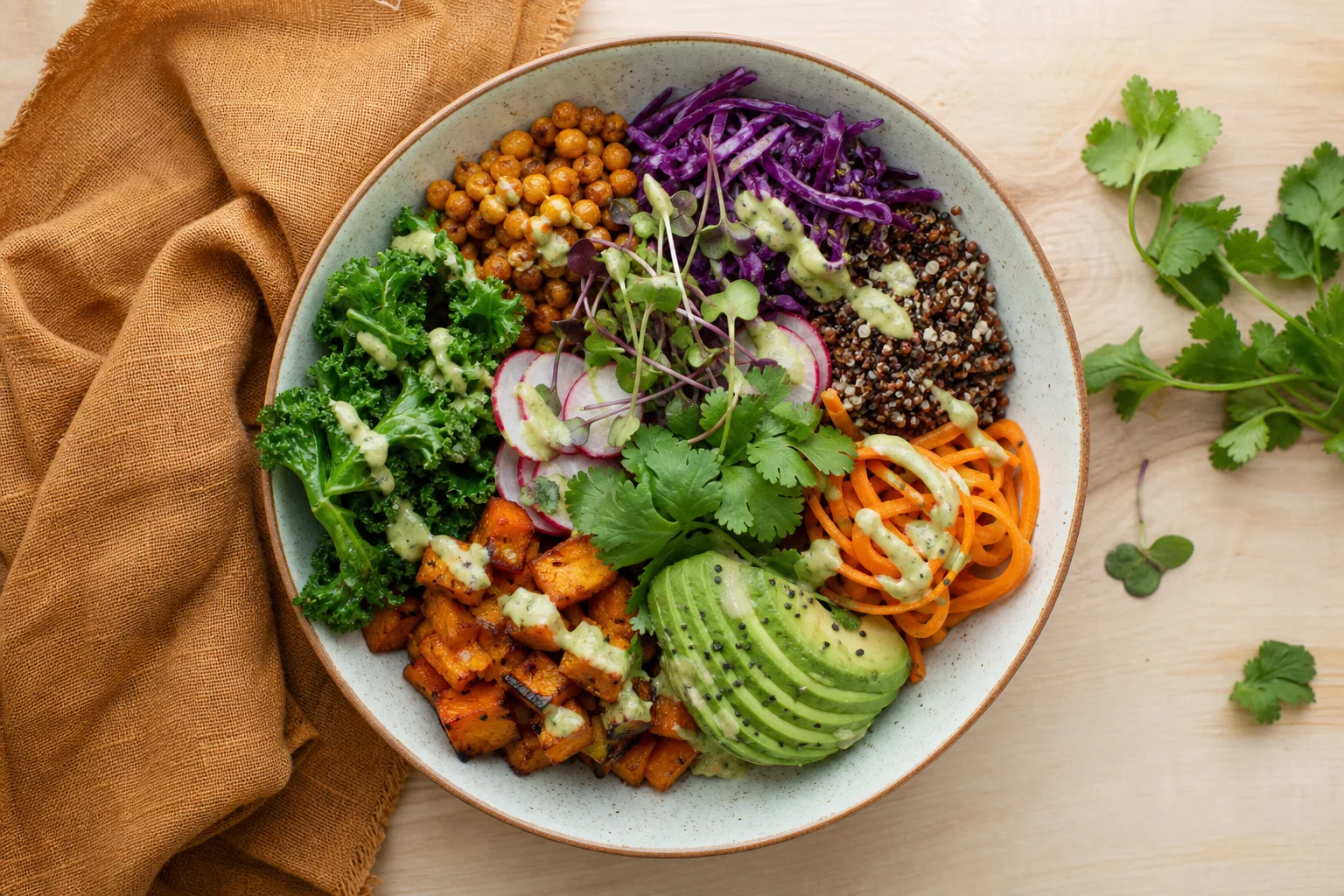 Kolorowe buddha bowl na stole